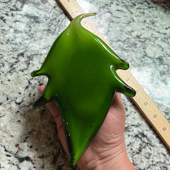 Vintage Hand Blown Glass Lady bug on a green glass leaf paper weight. 2.5 x 8” - Picture 5 of 5